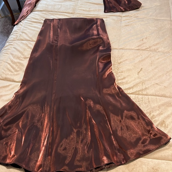 Beautiful 2 Piece Skirt and Top with Shawl - Picture 2 of 6